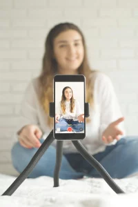 Jeune fille faisant une vidéo de présentation pour un stage en Irlande